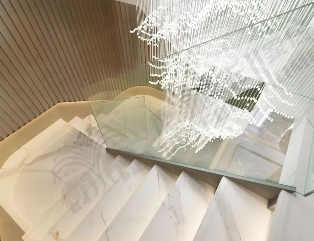 别墅楼梯踏步，岩板PK大理石